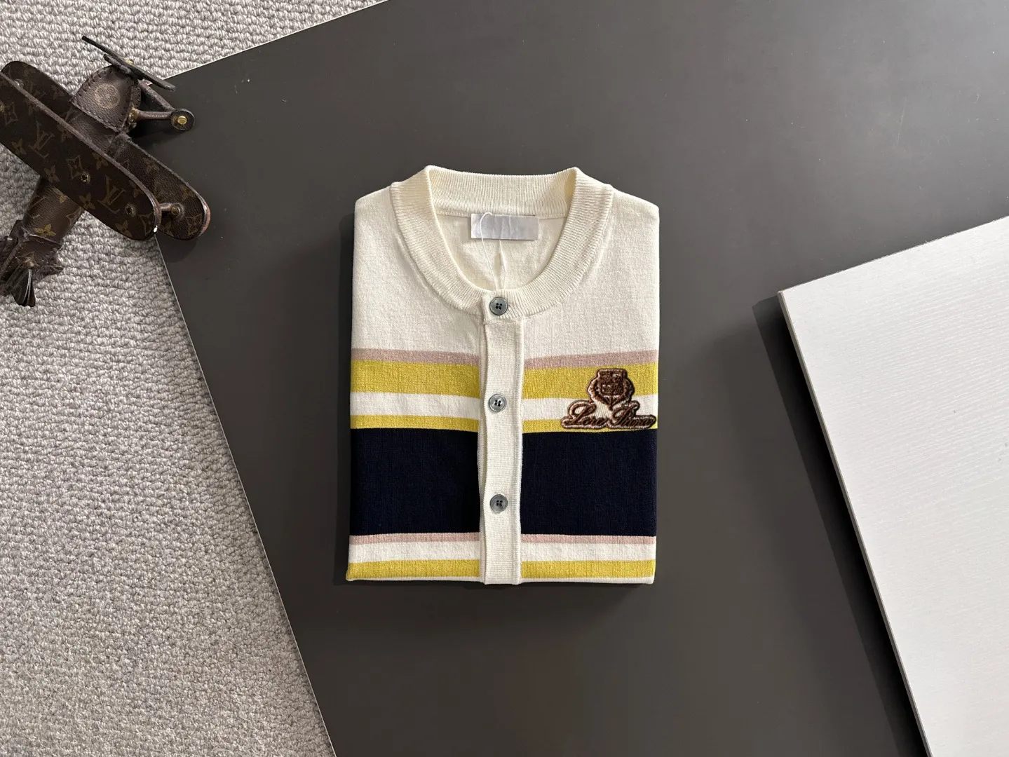 Next day shipment High Quality LP 2036 Summer New Arrival men's short-sleeved T-shirt Made of combed cotton yarn knitted cotton fabric, pure cotton high-weight special yarn, it feels full of weight when weighed, and the upper body is more textured than ordinary T-shirts. This texture can cope with the weather easily and is suitable for both hot and cold! The pattern on the chest adopts three-dimensional embroidery technology, and is perfectly produced stitch by stitch with reference to the original version! Loose fit design, looks noble. Size: M to XXXL